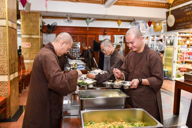 Chùm ảnh: Ăn cơm trong chánh niệm chiều ngày 15/09/2020