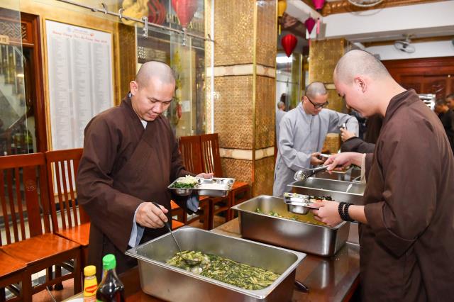 Chùm ảnh: Ăn cơm trong chánh niệm chiều ngày 15/09/2020