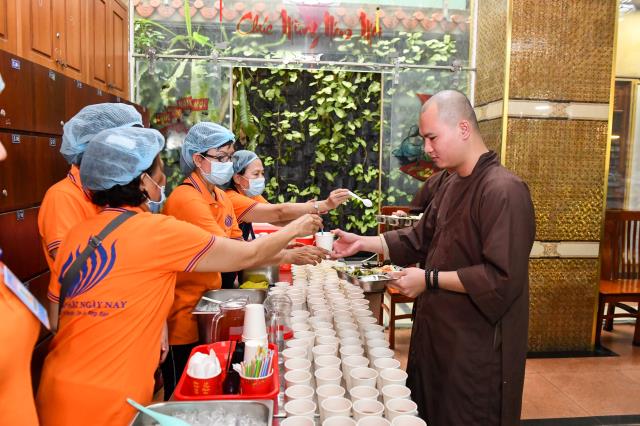 Chùm ảnh: Ăn cơm trong chánh niệm chiều ngày 15/09/2020