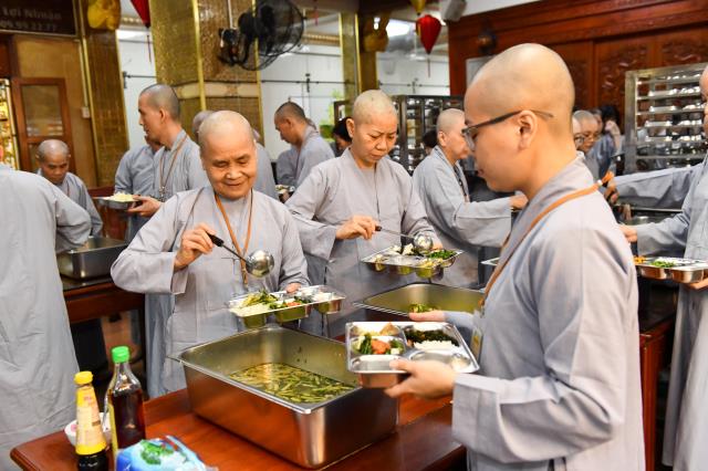 Chùm ảnh: Ăn cơm trong chánh niệm chiều ngày 15/09/2020