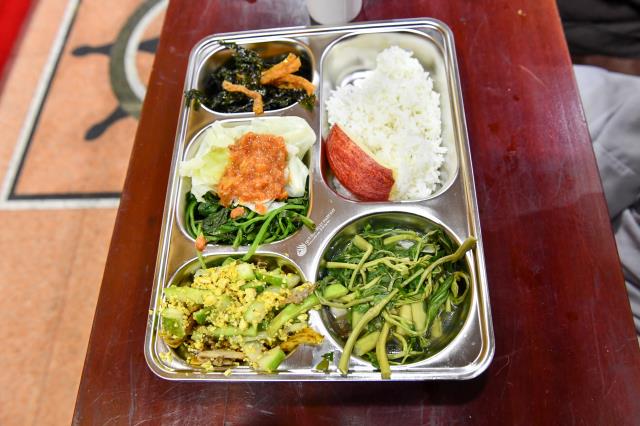 Chùm ảnh: Ăn cơm trong chánh niệm chiều ngày 15/09/2020