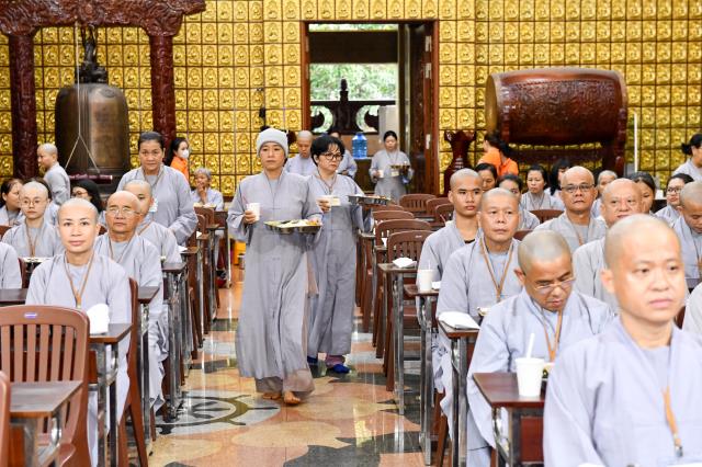 Chùm ảnh: Ăn cơm trong chánh niệm chiều ngày 15/09/2020