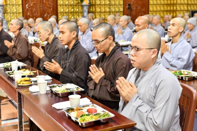Chùm ảnh: Ăn cơm trong chánh niệm chiều ngày 15/09/2020
