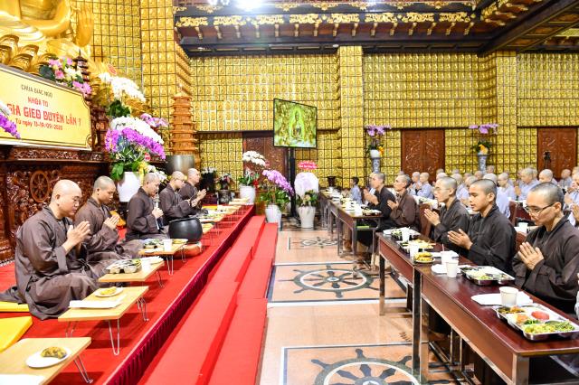 Chùm ảnh: Ăn cơm trong chánh niệm chiều ngày 15/09/2020