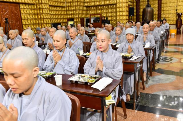 Chùm ảnh: Ăn cơm trong chánh niệm chiều ngày 15/09/2020