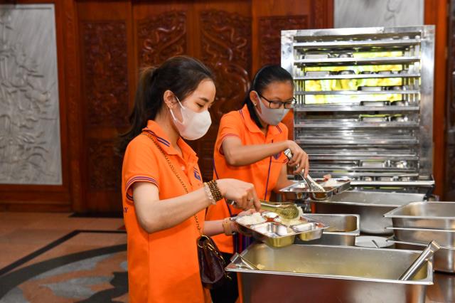 Chùm ảnh: Ăn cơm trong chánh niệm chiều ngày 15/09/2020