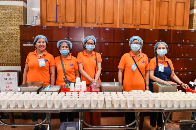 Chùm ảnh: Ăn cơm trong chánh niệm chiều ngày 15/09/2020