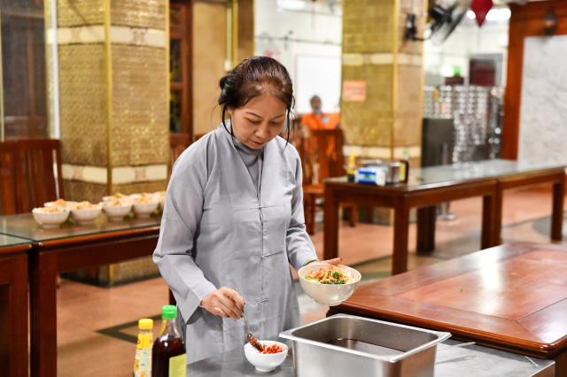 Chùm ảnh: Ăn trong chánh niệm sáng ngày 15/09/2020