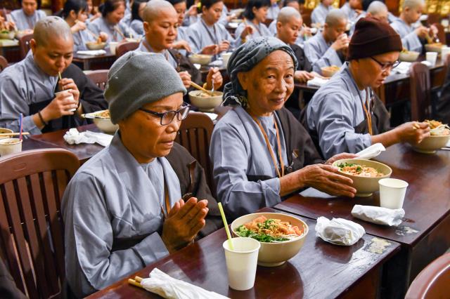 Chùm ảnh: Ăn trong chánh niệm sáng ngày 15/09/2020