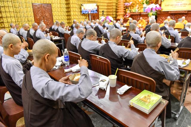 Chùm ảnh: Ăn trong chánh niệm sáng ngày 15/09/2020