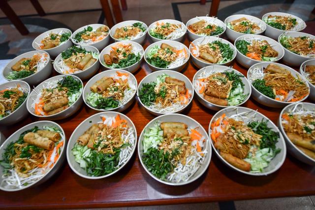 Chùm ảnh: Ăn trong chánh niệm sáng ngày 15/09/2020