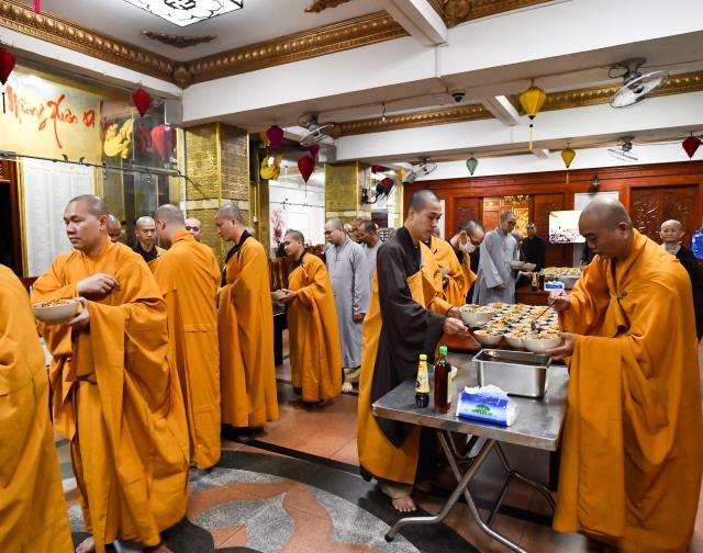 Chùm ảnh: Ăn trong chánh niệm sáng ngày 15/09/2020
