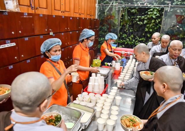 Chùm ảnh: Ăn trong chánh niệm sáng ngày 15/09/2020