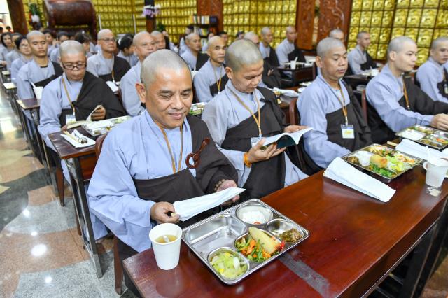Chùm ảnh: Ăn cơm chánh niệm trưa ngày 15/09/2020