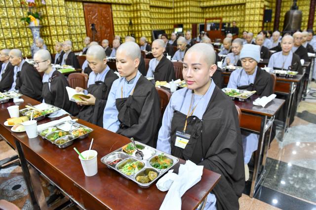 Chùm ảnh: Ăn cơm chánh niệm trưa ngày 15/09/2020