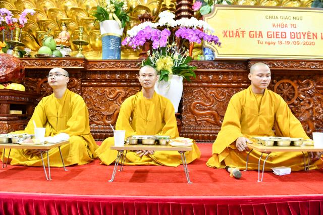 Chùm ảnh: Ăn cơm chánh niệm trưa ngày 15/09/2020