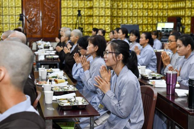 Chùm ảnh: Ăn cơm chánh niệm trưa ngày 15/09/2020