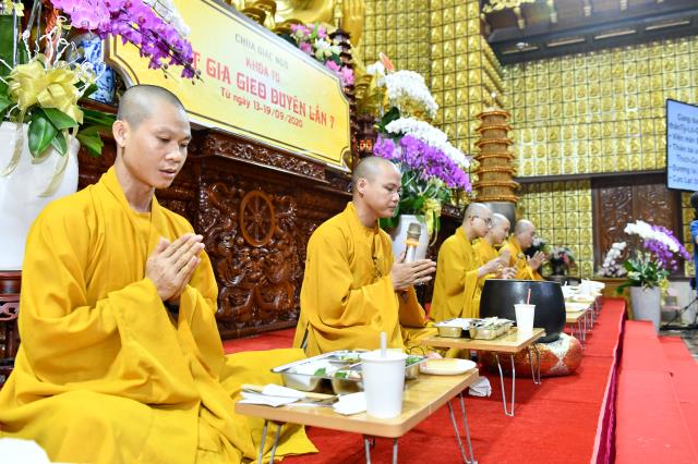 Chùm ảnh: Ăn cơm chánh niệm trưa ngày 15/09/2020