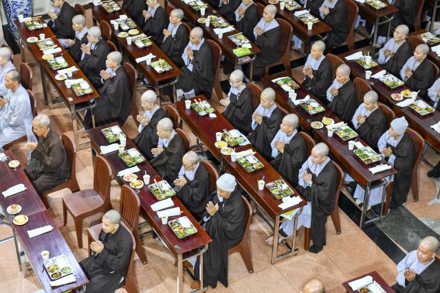 Chùm ảnh: Ăn cơm chánh niệm trưa ngày 15/09/2020