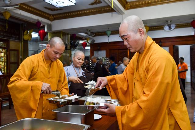 Chùm ảnh: Ăn cơm chánh niệm trưa ngày 15/09/2020