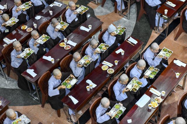 Chùm ảnh: Ăn cơm chánh niệm trưa ngày 15/09/2020