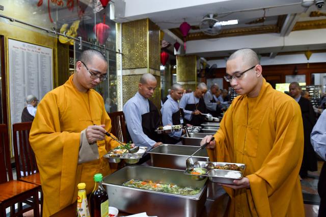 Chùm ảnh: Ăn cơm chánh niệm trưa ngày 15/09/2020