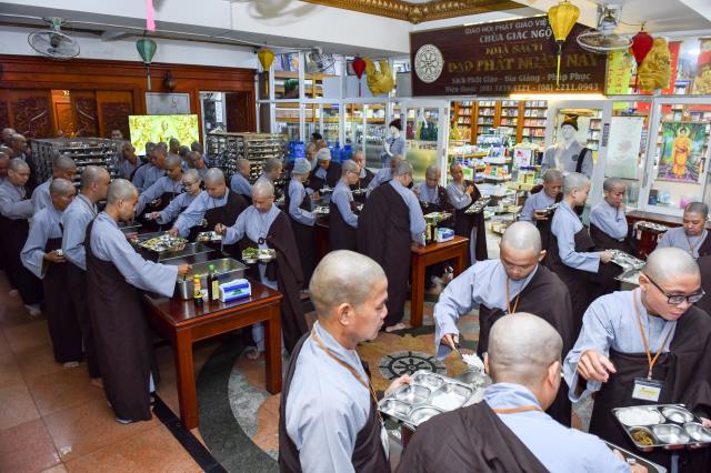 Chùm ảnh: Ăn cơm chánh niệm trưa ngày 15/09/2020