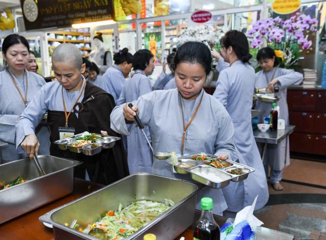 Chùm ảnh: Ăn cơm chánh niệm trưa ngày 15/09/2020