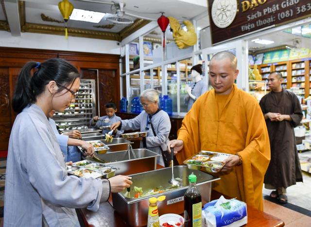 Chùm ảnh: Ăn cơm chánh niệm trưa ngày 15/09/2020