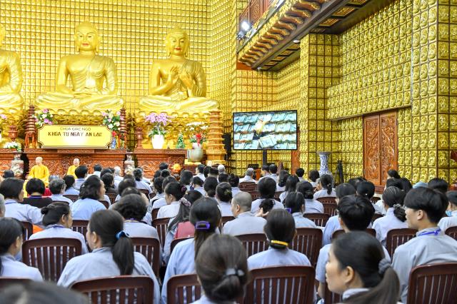 Thầy Nhật Từ trả lời các câu hỏi về bão lũ miền Trung trong khóa tu Ngày an lạc