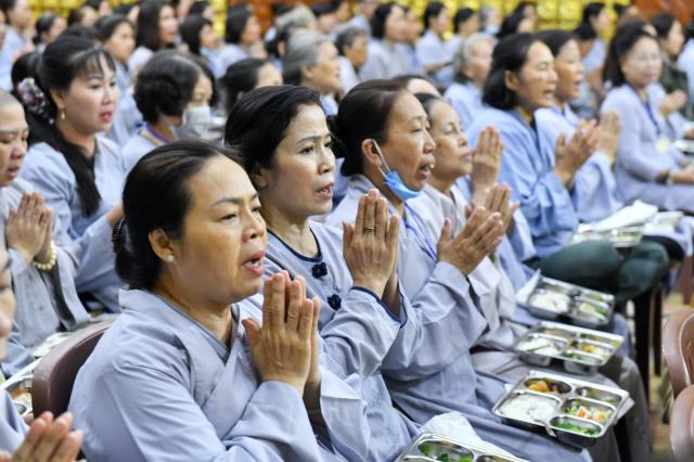 Thầy Nhật Từ trả lời các câu hỏi về bão lũ miền Trung trong khóa tu Ngày an lạc