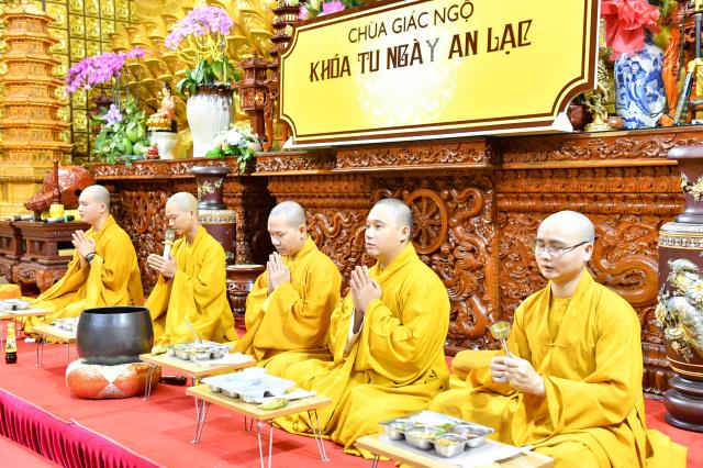 Thầy Nhật Từ trả lời các câu hỏi về bão lũ miền Trung trong khóa tu Ngày an lạc
