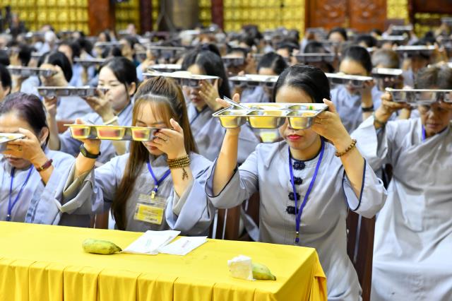 Thầy Nhật Từ trả lời các câu hỏi về bão lũ miền Trung trong khóa tu Ngày an lạc