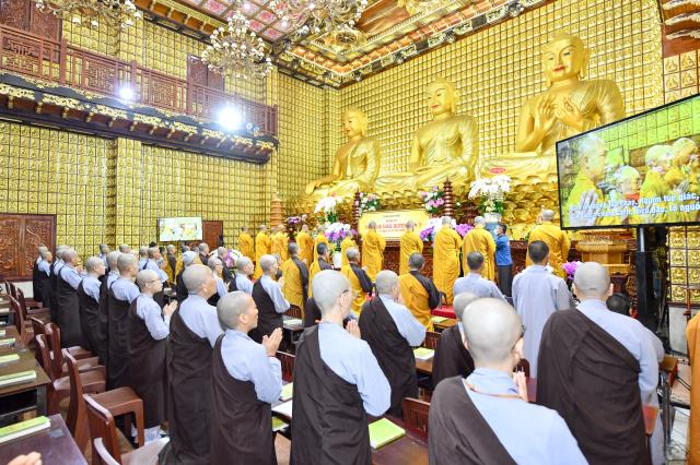 Chùm ảnh: Tụng Kinh và ngồi thiền rạng sáng ngày 15/09/2020