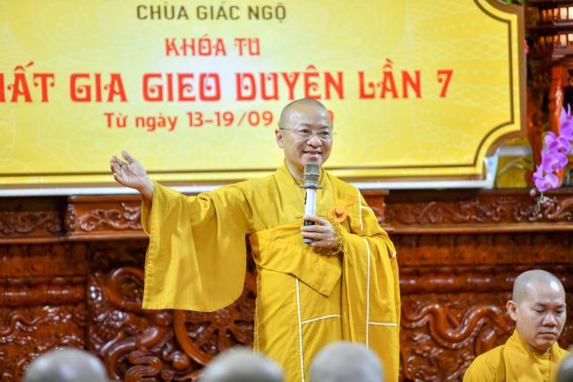 Chùm ảnh: Tụng Kinh và ngồi thiền rạng sáng ngày 15/09/2020