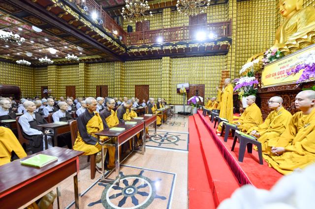 Chùm ảnh: Tụng Kinh và ngồi thiền rạng sáng ngày 15/09/2020