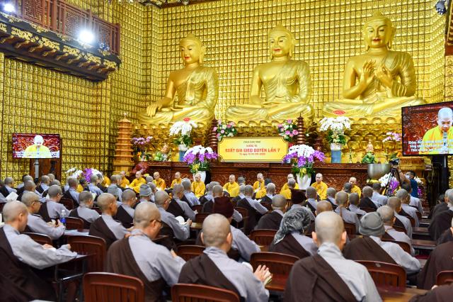 Chùm ảnh: Tụng Kinh và ngồi thiền rạng sáng ngày 15/09/2020
