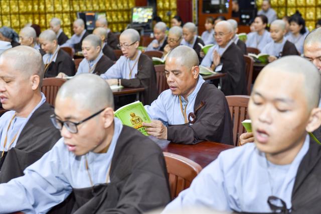 Chùm ảnh: Tụng Kinh và ngồi thiền rạng sáng ngày 15/09/2020