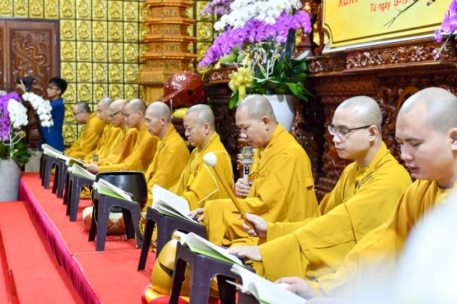 Chùm ảnh: Tụng Kinh và ngồi thiền rạng sáng ngày 15/09/2020