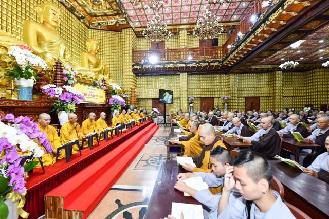 Chùm ảnh: Tụng Kinh và ngồi thiền rạng sáng ngày 15/09/2020