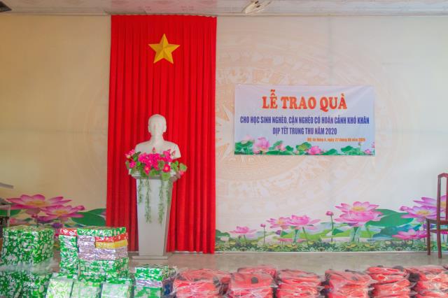 Trao Tặng 100 Suất Học Bổng Đến Trẻ Em Nghèo Hiếu Học Tại Quê Hương Cố HT Thích Trí Tịnh