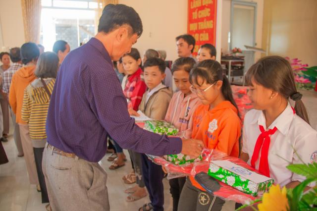 Trao Tặng 100 Suất Học Bổng Đến Trẻ Em Nghèo Hiếu Học Tại Quê Hương Cố HT Thích Trí Tịnh