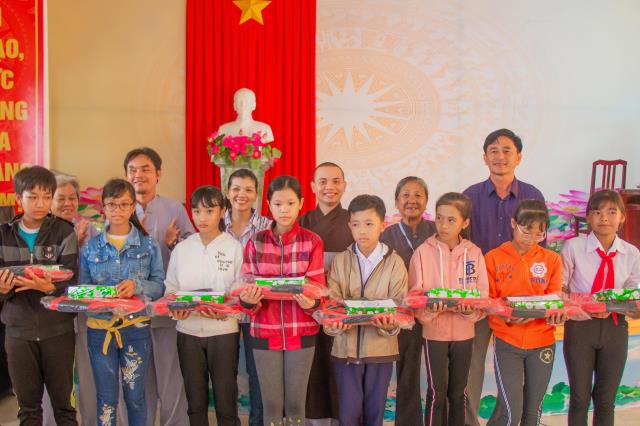 Trao Tặng 100 Suất Học Bổng Đến Trẻ Em Nghèo Hiếu Học Tại Quê Hương Cố HT Thích Trí Tịnh