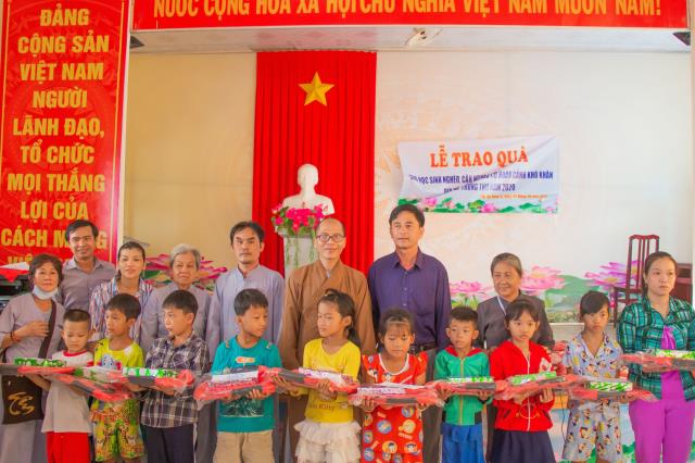 Trao Tặng 100 Suất Học Bổng Đến Trẻ Em Nghèo Hiếu Học Tại Quê Hương Cố HT Thích Trí Tịnh