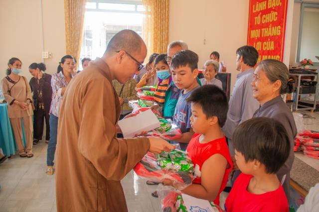 Trao Tặng 100 Suất Học Bổng Đến Trẻ Em Nghèo Hiếu Học Tại Quê Hương Cố HT Thích Trí Tịnh