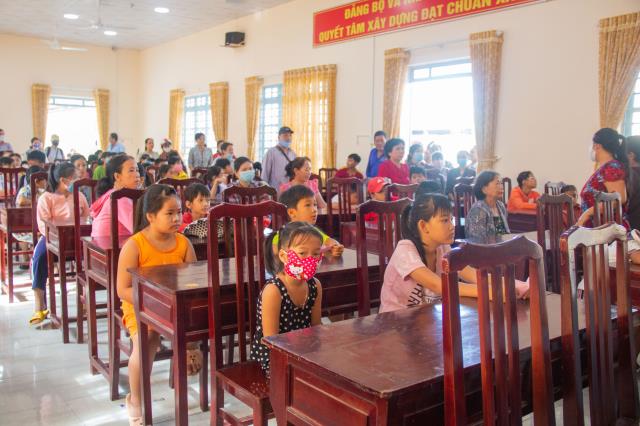 Trao Tặng 100 Suất Học Bổng Đến Trẻ Em Nghèo Hiếu Học Tại Quê Hương Cố HT Thích Trí Tịnh