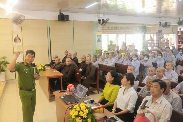 Tăng, Ni Phật Tử Đạo Tràng Vạn Đức Tham Dự Buổi Tập Huấn Nghiệp Vụ Phòng Cháy Chữa Cháy