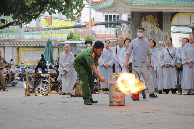 Tăng, Ni Phật Tử Đạo Tràng Vạn Đức Tham Dự Buổi Tập Huấn Nghiệp Vụ Phòng Cháy Chữa Cháy