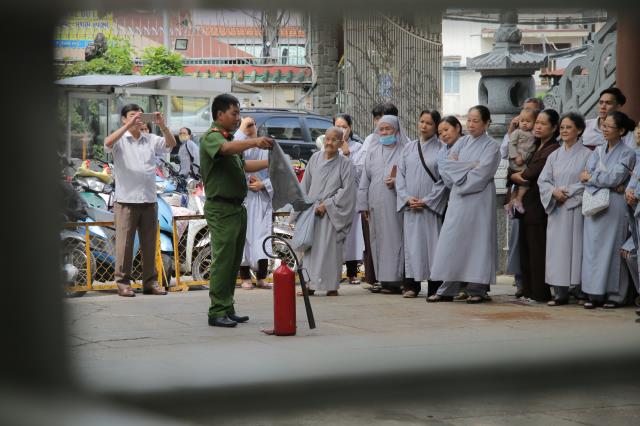 Tăng, Ni Phật Tử Đạo Tràng Vạn Đức Tham Dự Buổi Tập Huấn Nghiệp Vụ Phòng Cháy Chữa Cháy