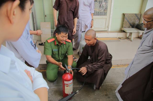 Tăng, Ni Phật Tử Đạo Tràng Vạn Đức Tham Dự Buổi Tập Huấn Nghiệp Vụ Phòng Cháy Chữa Cháy